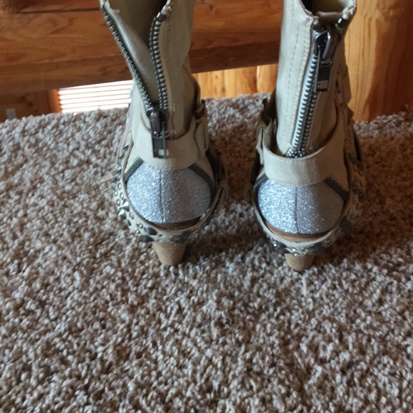 Boots - Picture 3 of 4